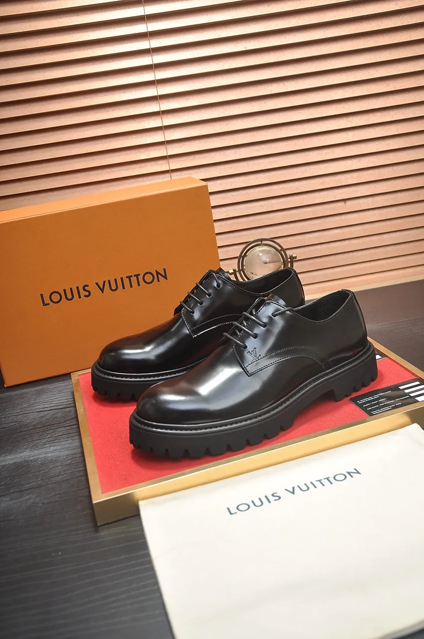 Men's men's shoes 💰640💶 [LV] (original single cowhide lining) 🍀LV's latest genuine leather business suit shoes are launched simultaneously on the official website. The first-layer cowhide imported from Italy is made of heavy gold, 💥official website 1:1 rubber outsole. Versatile to wear, high-end without losing class, and the color combination is extraordinary. This four-season style is alluring when worn on your feet, showing off your big-name flair. Standard code 38-45 (45 customized)